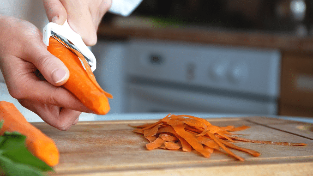 Frullare le bucce di carota e il bicarbonato di sodio: benefici