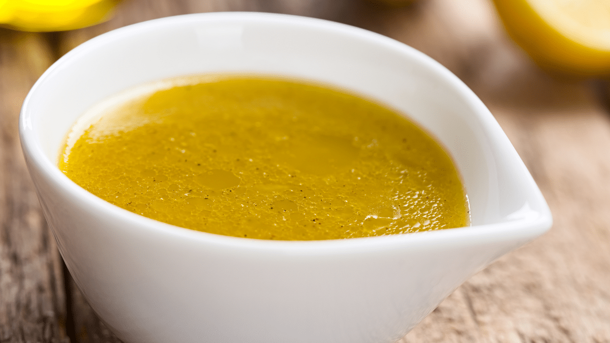 Miscela di aceto con fette di limone: